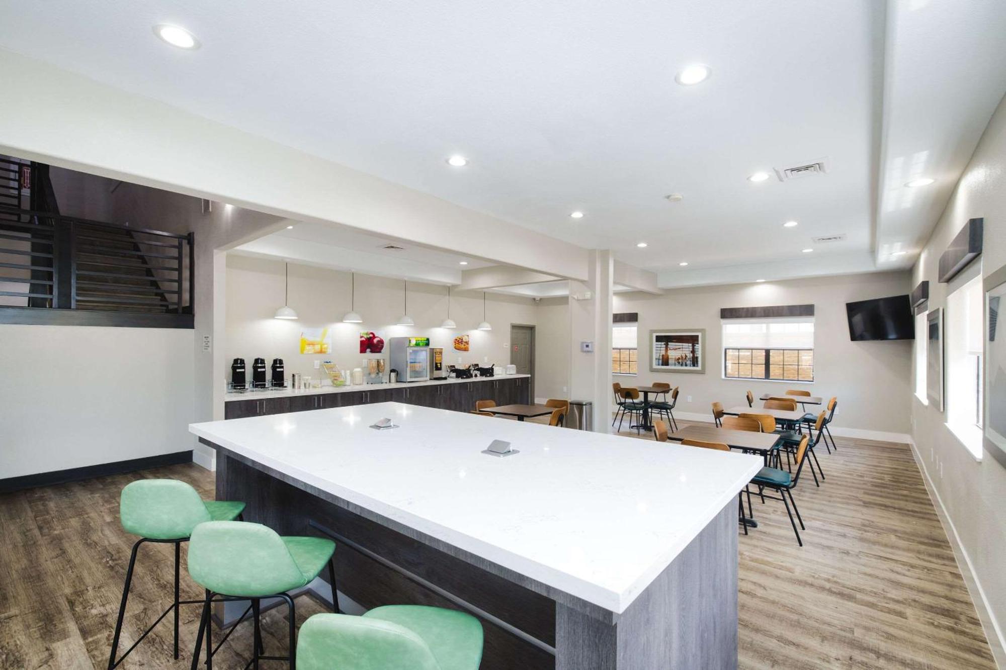 Quality Suites Houston Hobby Airport Exterior photo