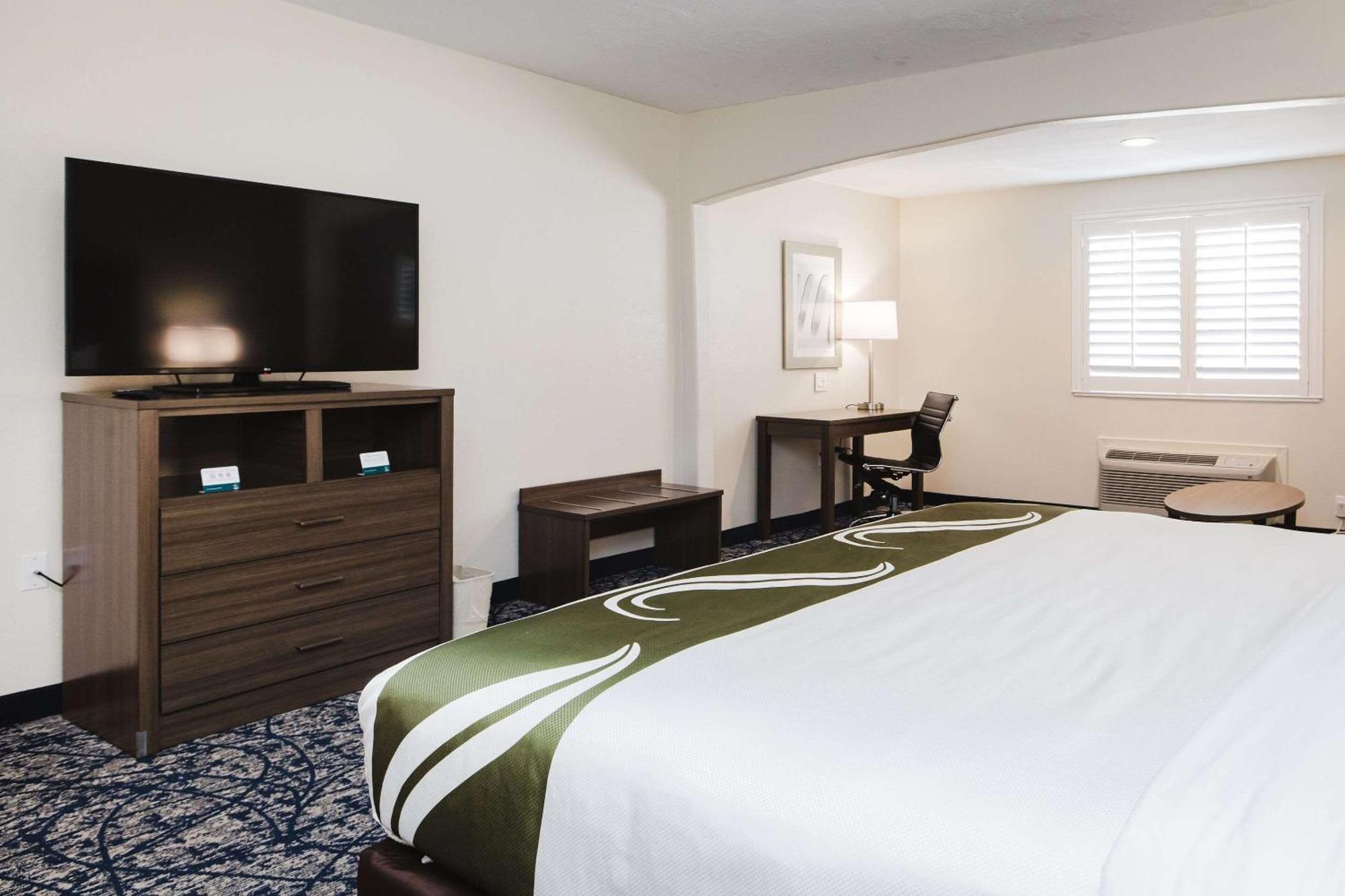 Quality Suites Houston Hobby Airport Exterior photo